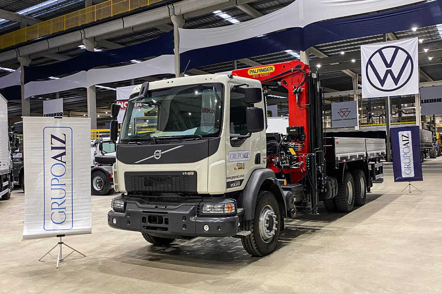 Caminhão Volvo VMX 290 6x4 24/25 Guindaste 45T Palfinger
