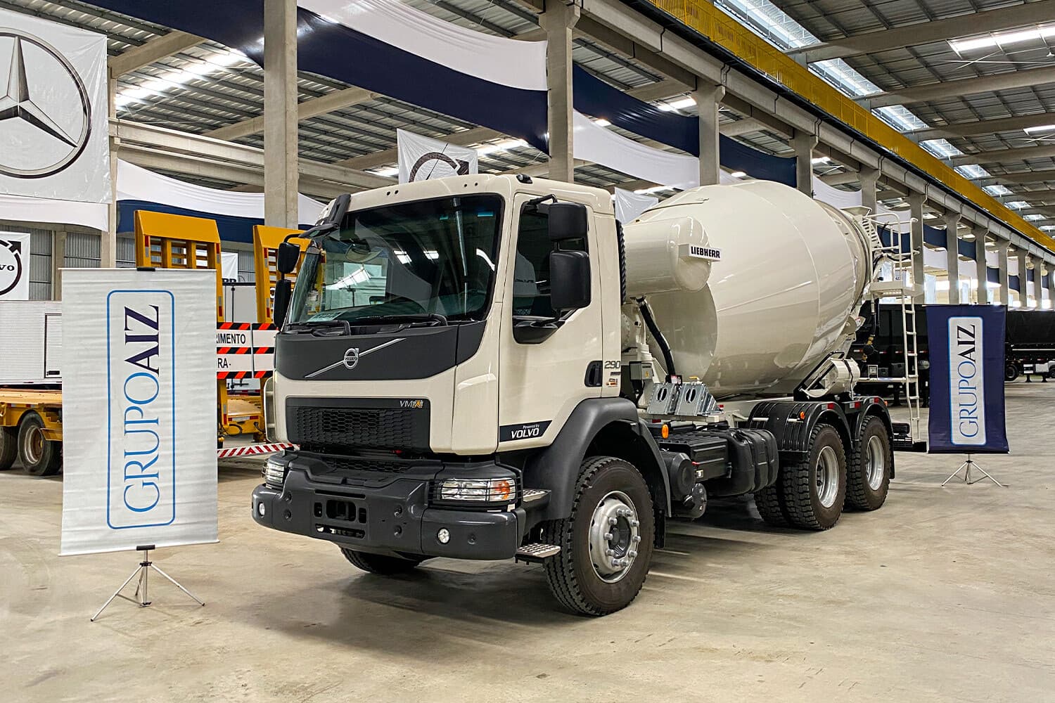 Caminhão Volvo VMX 290 6x4 24/25 com Betoneira 8m³ Liebherr