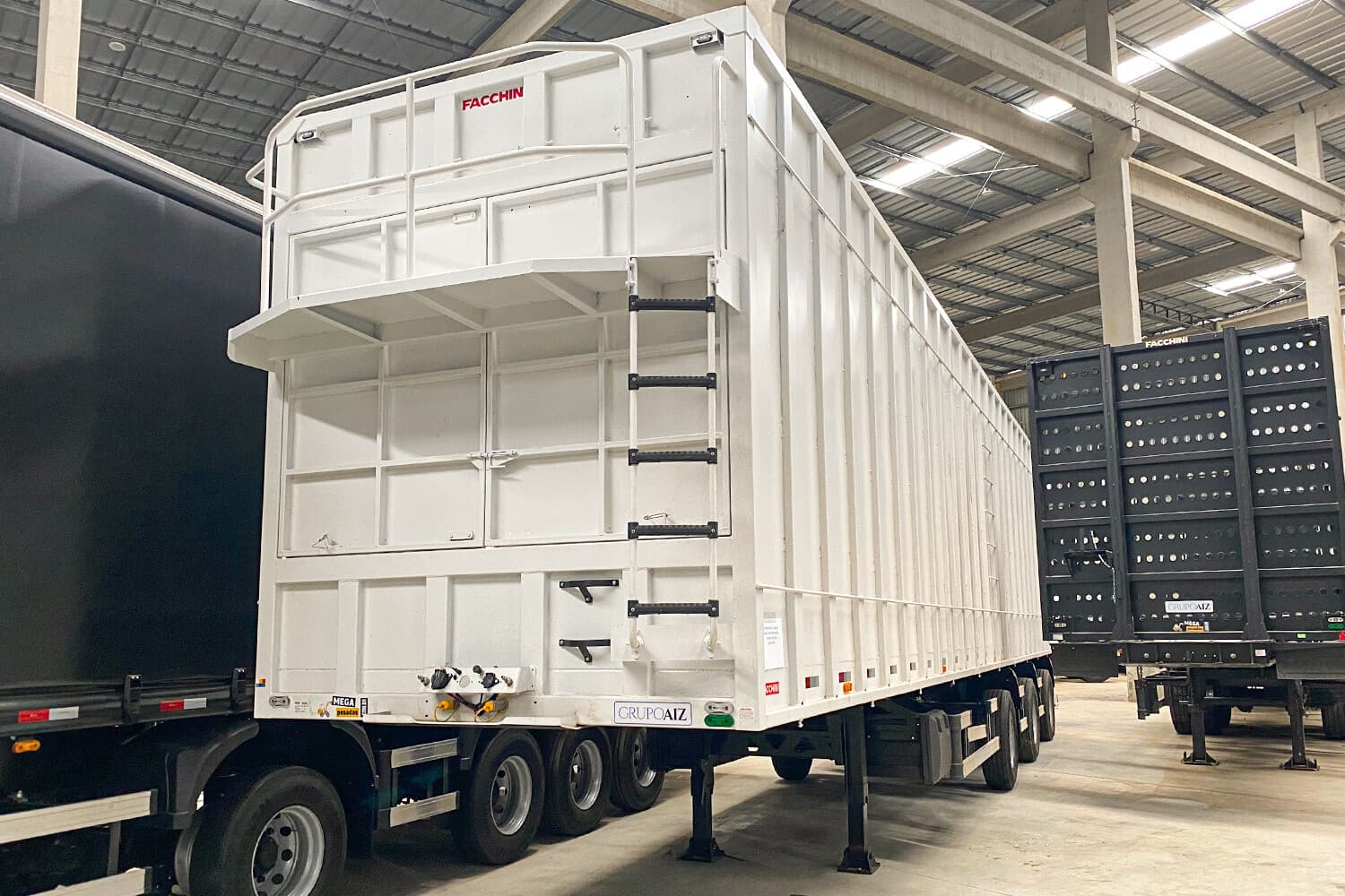 SR Piso Móvel Cavaqueira 3 Eixos Espaçados 106 m³ 25/25 FACCHINI