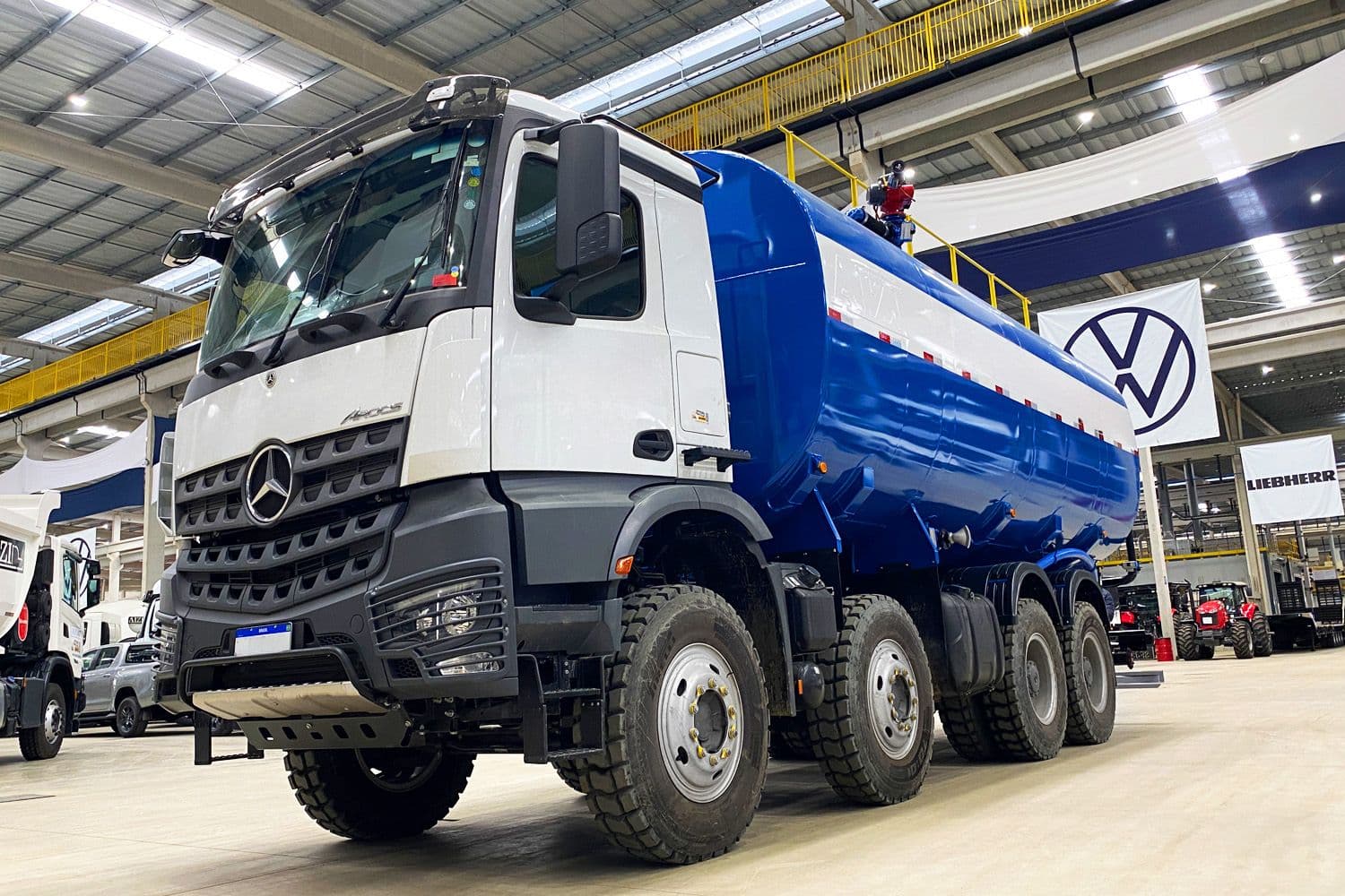 Caminhão Mercedes-Benz Arocs 4851 8x4 Pipa 40.000L AIZI 24/25