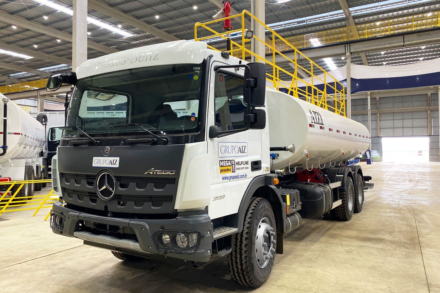 Caminhão MB Atego 3133 6X4 24/25 Pipa 20.000L AIZI