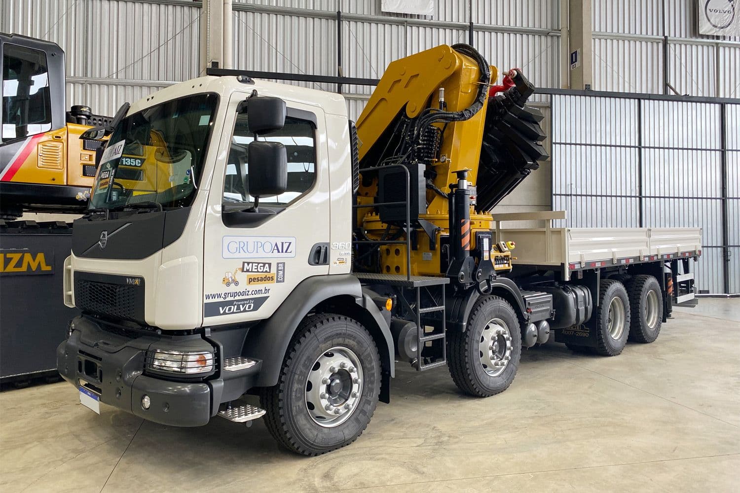 Caminhão Volvo VMX 360 8x4 24/25 Guindaste Canivete 80 ton