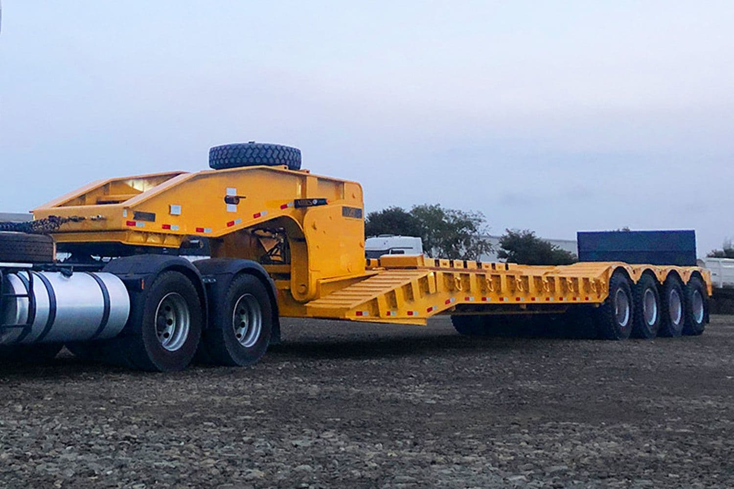 Prancha Carrega Tudo Pescoço Removível 4 Eixos 80 Ton AIZI  25/26